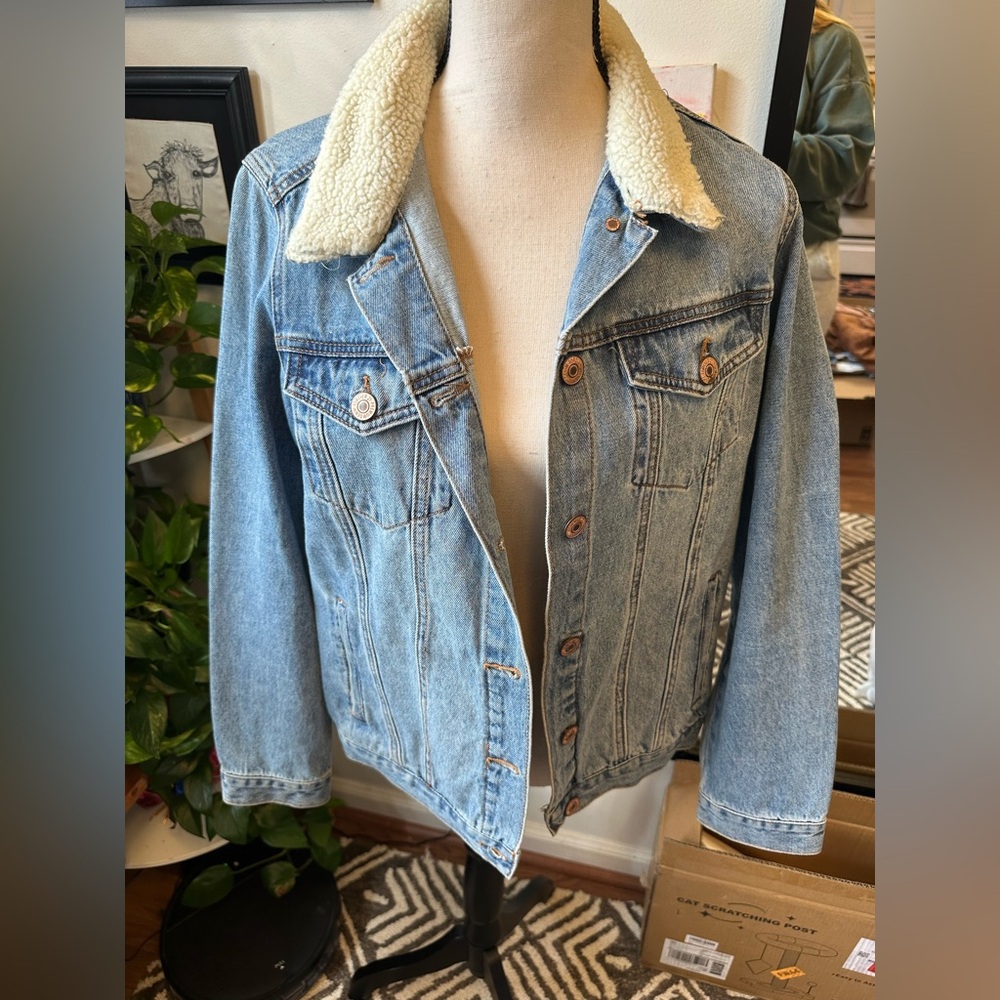 Forever 21 denim jean jacket with Sherpa collar